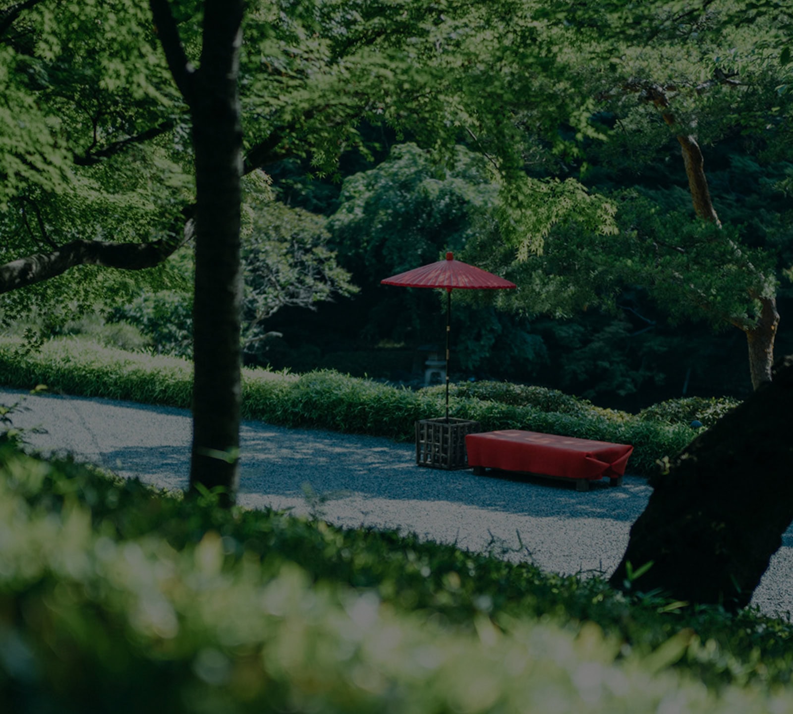 新緑に囲まれた八芳園の日本庭園