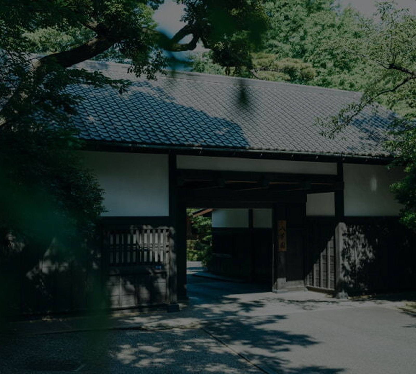 新緑に囲まれた八芳園の正門